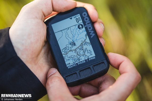 Über die seitlichen Tasten zoomt man in die Karte ein und aus – auch Routing-Ziele lassen sich auf der Karte markieren Über die seitlichen Tasten zoomt man in die Karte ein und aus – auch Routing-Ziele lassen sich auf der Karte markieren