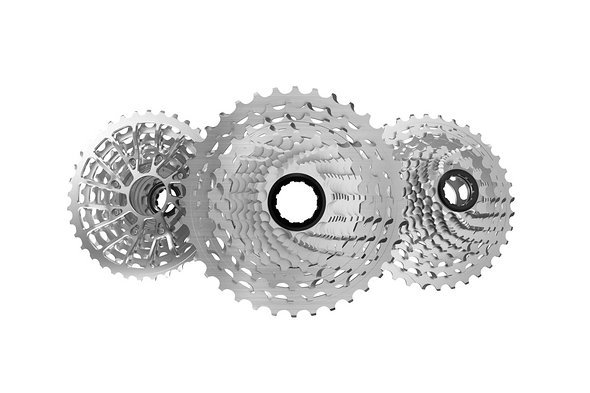 Die Kassetten bestehen aus 2 Ritzelpaketen, von denen eines aus Stahl und das andere aus Aluminium ist Die Kassetten bestehen aus 2 Ritzelpaketen, von denen eines aus Stahl und das andere aus Aluminium ist