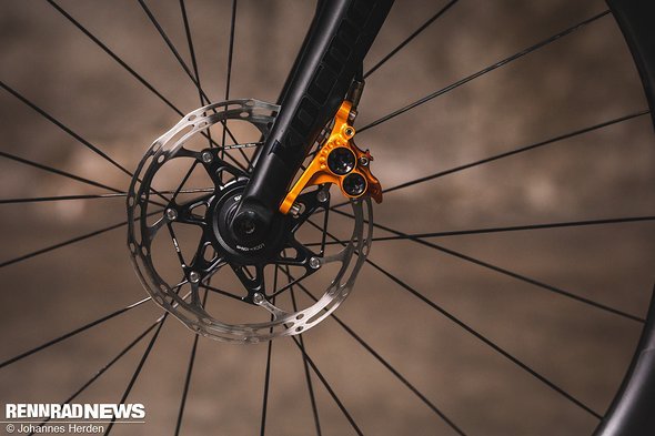 Das Show-Bike war mit der Hope RX4-Vierkolben-Scheibenbremse bremspowermäßig und farblich stimmig aufgerüstet Das Show-Bike war mit der Hope RX4-Vierkolben-Scheibenbremse bremspowermäßig und farblich stimmig aufgerüstet