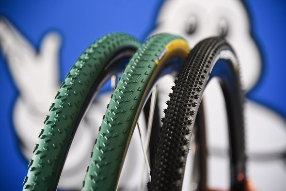 Im Off-road-Bereich kommen Tubeless-Ready-Modelle des Power Cyclocross Jet und Mud neu hinzu (links). Als Tubular ist der CX-Klassiker schon im Weltcup unterwegs. Im Off-road-Bereich kommen Tubeless-Ready-Modelle des Power Cyclocross Jet und Mud neu hinzu (links). Als Tubular ist der CX-Klassiker schon im Weltcup unterwegs.