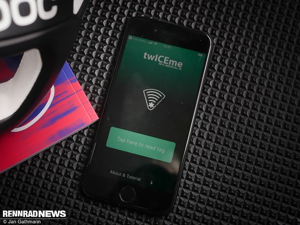 Wenn man mit dem NFC-Reader des Smartphones auf wenige cm an das Logo herankommt, können die Daten gelesen werden – Achtung: auch von anderen, Nicht-Rettungskräften Wenn man mit dem NFC-Reader des Smartphones auf wenige cm an das Logo herankommt, können die Daten gelesen werden – Achtung: auch von anderen, Nicht-Rettungskräften
