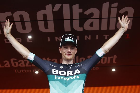 Bennett ganz oben auf dem Podium - Viviani behält das Maglia Ciclamino Bennett ganz oben auf dem Podium - Viviani behält das Maglia Ciclamino