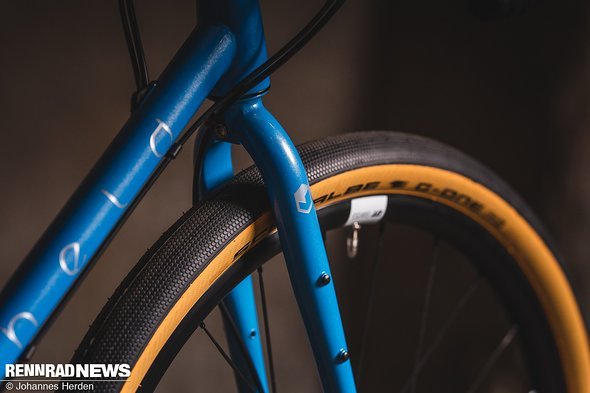 Die Gabel kann ebenfalls gegen ein Veloheld-Vollcarbon-Modell getauscht werden, was laut Veloheld 500 g spart Die Gabel kann ebenfalls gegen ein Veloheld-Vollcarbon-Modell getauscht werden, was laut Veloheld 500 g spart