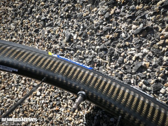 ...auf dem groben Asphalt der Gegend waren 5 bar aber die bessere Wahl – bei einem Systemgewicht von circa 86 kg. ...auf dem groben Asphalt der Gegend waren 5 bar aber die bessere Wahl – bei einem Systemgewicht von circa 86 kg.