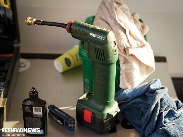 Der Bosch Akku-Kompressor darf nicht fehlen, wird nicht mehr gebaut und erzielt auf ebay angeblich hohe Preise Der Bosch Akku-Kompressor darf nicht fehlen, wird nicht mehr gebaut und erzielt auf ebay angeblich hohe Preise