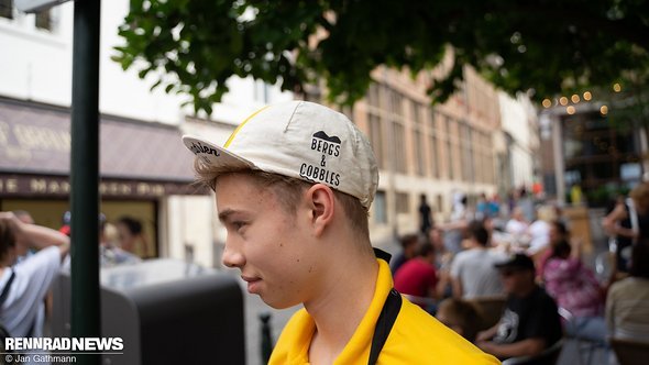 ...um die Gäste in einer vollen Gaststätte direkt neben einer Brüsseler Berühmtheit zu bedienen... ...um die Gäste in einer vollen Gaststätte direkt neben einer Brüsseler Berühmtheit zu bedienen...