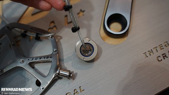 ...in der die Lager im Kurbelarm sitzen. Die Pedale wir über einen Lockring und eine Schraube von hinten fixiert ...in der die Lager im Kurbelarm sitzen. Die Pedale wir über einen Lockring und eine Schraube von hinten fixiert