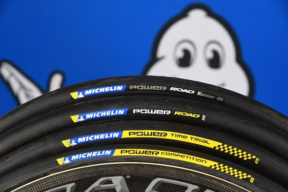 Alle Reifen der neuen Power-Serie: Im Road-Bereich steigt Michelin in die Tubeless Ready-Technik ein (ganz hinten). Auch der Tube-Type-Reifen (davor) wurde optimiert. Alle Reifen der neuen Power-Serie: Im Road-Bereich steigt Michelin in die Tubeless Ready-Technik ein (ganz hinten). Auch der Tube-Type-Reifen (davor) wurde optimiert.