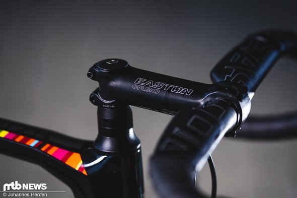 Das Cockpit kommt von Easton – die Easton EA90-Komponenten bestehen aus Alu-Vorbau und Carbon-Aero-Lenker Das Cockpit kommt von Easton – die Easton EA90-Komponenten bestehen aus Alu-Vorbau und Carbon-Aero-Lenker