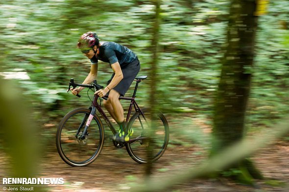 Die variable Geometrie gibt dem Rad zwei Gesichter. Ob quirliger Crosser oder angenehmes Gravel-Bike entscheidet der Fahrer Die variable Geometrie gibt dem Rad zwei Gesichter. Ob quirliger Crosser oder angenehmes Gravel-Bike entscheidet der Fahrer