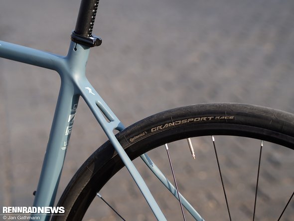 Abgeflachte Sitzstreben und 28 mm breite Continental Grandsport-Reifen sorgen für ordentliche Dämpfung. Abgeflachte Sitzstreben und 28 mm breite Continental Grandsport-Reifen sorgen für ordentliche Dämpfung.