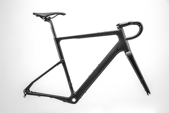 Das Rahmen- und Gabel set aus Ballistec Carbon – beim Top-Modell gehört auch der Save-Lenker in Aero-Form dazu Das Rahmen- und Gabel set aus Ballistec Carbon – beim Top-Modell gehört auch der Save-Lenker in Aero-Form dazu