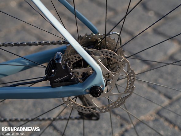 Die Ultegra Disc-Bremse hat einen festen Druckpunkt und packt kräftig zu. Nur an den gruppenfremden Bremsscheiben fiel im Hochgebirge Fading-Neigung auf. Die Ultegra Disc-Bremse hat einen festen Druckpunkt und packt kräftig zu. Nur an den gruppenfremden Bremsscheiben fiel im Hochgebirge Fading-Neigung auf.