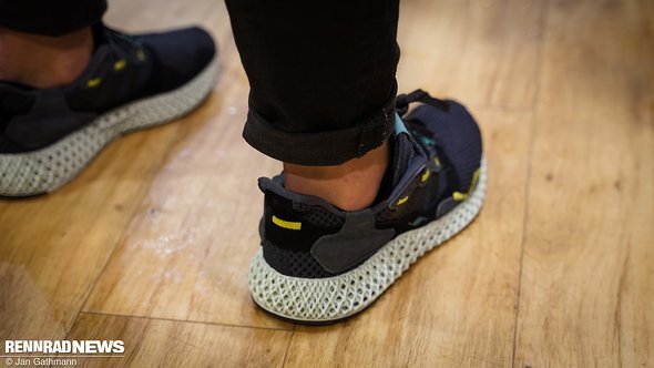 Sie trug Adidas Sneaker, deren Sohlen mit der gleichen Technologie wie der neue S-Works Power Mirror hergestellt werden Sie trug Adidas Sneaker, deren Sohlen mit der gleichen Technologie wie der neue S-Works Power Mirror hergestellt werden