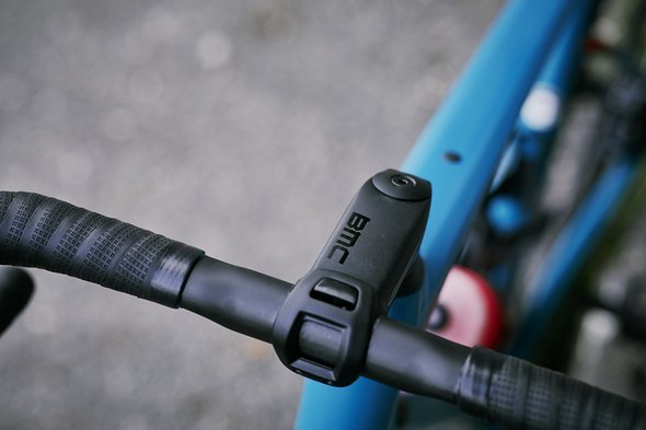 Das ICS Cockpit – die Schrauben werden unten geklemmt, auch die Züge verlaufen unter einer Klappe unter dem Vorbau Das ICS Cockpit – die Schrauben werden unten geklemmt, auch die Züge verlaufen unter einer Klappe unter dem Vorbau