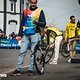 Zwar musste Mathieu van der Poel im letzten Fünf-Sterne-Sektor Carrefour de l&#039;Arbre sein Rad wechseln, doch auch Tadej Pogacar war zu einem Austausch des Arbeitsgeräts gezwungen