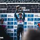 Wie man diese ziemlich schwere Trophäe in die Lüfte stemmt, weiß Mathieu van der Poel zu gut