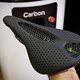 Der Sattel vor einem der Carbon 3D-Drucker – ausgestellt im Specialized Concept Store während der WM 2019