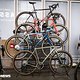 Beim Kult-Radladen Schicke Mütze aus Düsseldorf gab es gleich eine ganze Batterie Gravel- und Cyclocross-Bikes zu sehen.