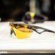 Oakley Sphaera mit goldener Scheibe.