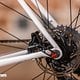 Die SRAM Force Disc-Bremse ist schlank integriert.