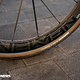 …mit Carbonspeichen sind Schwalbe G-One RS in der Pro-Version montiert.