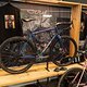 Das Sour Purple Haze Gravel Bike präsentierte sich in Custom Color Crown Blue und als Transporter für Vitalprodukte
