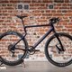 Urwahn - Trickstuff x Beast Edition – E-Gravel Bike aus Stahl 3D-Druck mit jeder Menge Highend Carbon-Parts und Lauf-Federgabel.