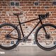 Veloheld Farway – Drop Bar Bike mit Pinion Getriebe und SRAM-Shiftern sowie neuer SON-Technik.