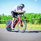 Ein moderner Aero-Helm gehört beim Triathlon zur Grundausstattung.