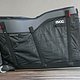 Der Evoc Road Bike Bag Pro ist eine Hybrid-Konstruktion aus formstabilen Kunststoff und Stoff