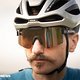 Mit Rennrad-Helmen mit geradem Abschluss an der Stirn harmonierte die Brille gut.