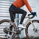 Die Van Rysel RCR Winter Bib Tight vereint erstklassige Bewegungsfreiheit und angenehme Kompression mit herausragenden Beinabschlüssen – und das zu einem Preis, der einfach unschlagbar ist.