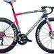 Mit dem S-Works Tarmac SL8 Forward 50 LTD stellt Specialized sein Jubliäumsmodell vor – und lässt sich Sonderlackierung, Limitierung und natürlich die gehobene Ausstattung entsprechend bezahlen. 16.500 € werden hier fällig.