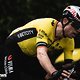 Was macht eigentlich Wout van Aert? Der Belgier fuhr nach einem Sturz lange der Spitzengruppe hinterher, konnte sich mit fortlaufendem Rennen aber in der Verfolgergruppe etablieren. Kein anderer Fahrer wurde am Streckenrand so frenetisch gefeiert.