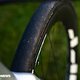 Auf den Zipp 303 XPLR SW-Felgen messen sie 40 mm und ragen nicht über die Felgenflanke.