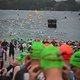 Bei leichtem Regen und dunkler Bewölkung stürzen sich die Teilnehmer in den Langener Waldsee