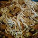 gebratene Dinkelnudeln mit Champignons, Zwiebeln und zerkleinertem Weizeneiweißklumpen