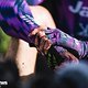 Die ganze Brutalität von Paris Roubaix fassen die Hände von Max Walscheid perfekt zusammen …