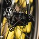 Das Gravaa-System ist mit den Felgen verbunden und lässt sich vom Lenker aus bedienen. So kann man für die Kopfsteinpflaster-Passagen den Luftdruck reduzieren, aber profitiert auf Asphalt dank höherem Luftdruck von mehr Speed.