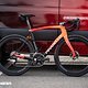 Das Pinarello Dogma X von Connor Swift gehört zu den auffälligen Bikes im Fahrerlager.