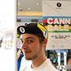 Er trägt die Mütze des Brussels Beer Project, dessen IPA er im Rapha Store zapft – 4,50 €