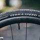 Gerollt wird auf sehr zügigen Continental Terra Speed-Reifen.