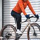 Die Trägerhose ist auf der Vorderseite mit einer wind- und wasserdichten Membran ausgestattet, die vor Wind, Regen und Schnee schützt
