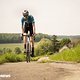 Auf schlechten Straßen und Gravelpisten profitiert man vom guten Halt des Kask Elemento.