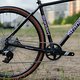 Das Topmodell ist mit einer Sram Apex AXS 12-Fach-Schaltgruppe und Carbonlaufrädern von Scope ausgestattet.