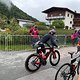 Bis zur offiziellen Aufstiegsstelle muss man das Bike schieben.