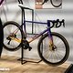 Buntes bei Titici aus Italien. Hier handelt es sich um das Gravel Bike der Marke mit Stahlrahmen im Show-Design.