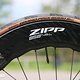 High-End Carbon Laufräder von Zipp mit tubeless Reifen von Continental