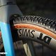 Die Reifen-Felge-Kombi am BMC Urs ist optimal für den Einsatz offroad und tubeless – aber die DT Swiss Carbon-Laufräder haben natürlich ihren Preis